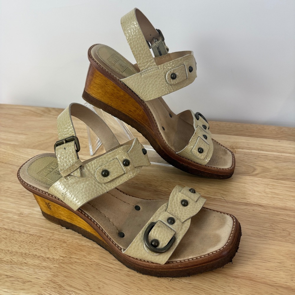 Frye Brazil Wedge Sandals Womens 7.5 Cream Crinkle Patent Wood Studded 78216